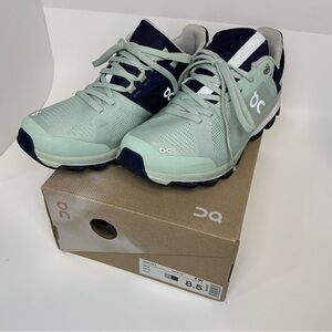 On Running Women’s Cloudsurfer athletic running shoes in size 8.5